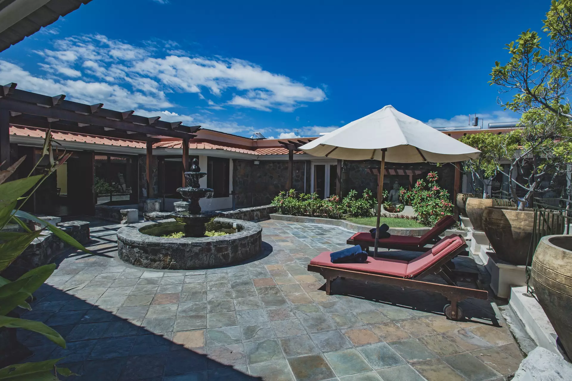 Aanari - Courtyard - Mauritius.com (2).webp