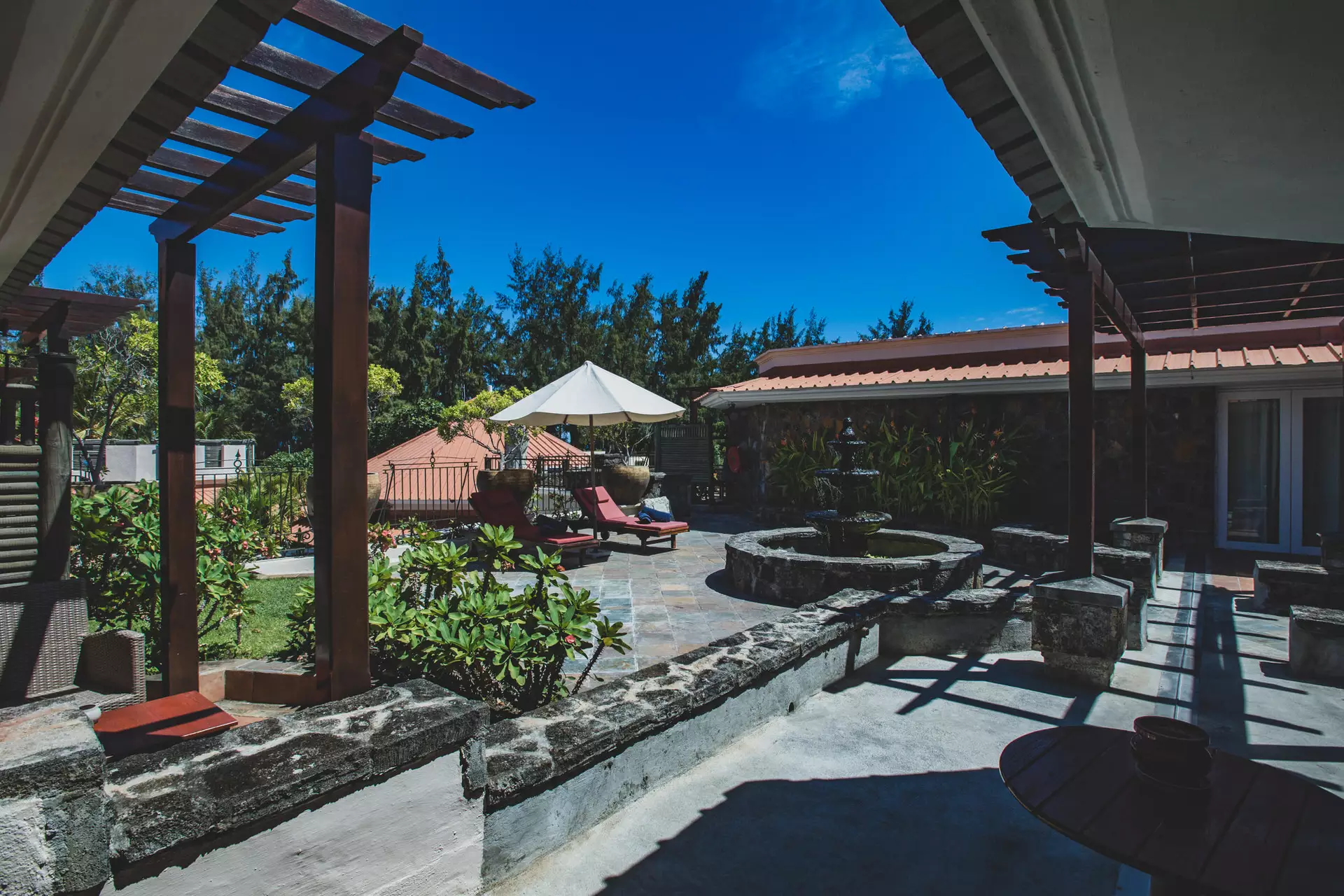 Aanari - Courtyard - Mauritius.com (4).webp