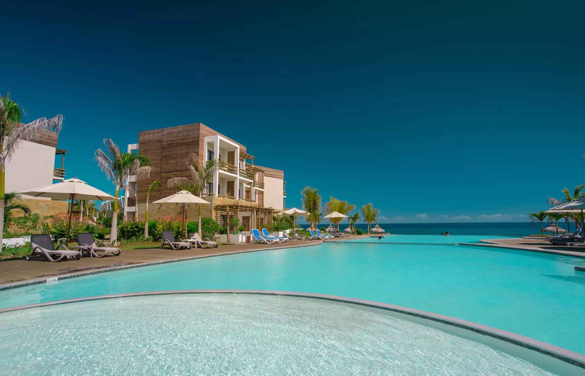 Anelia Resort and Spa - Infinity Pool - Mauritius.com (2).webp