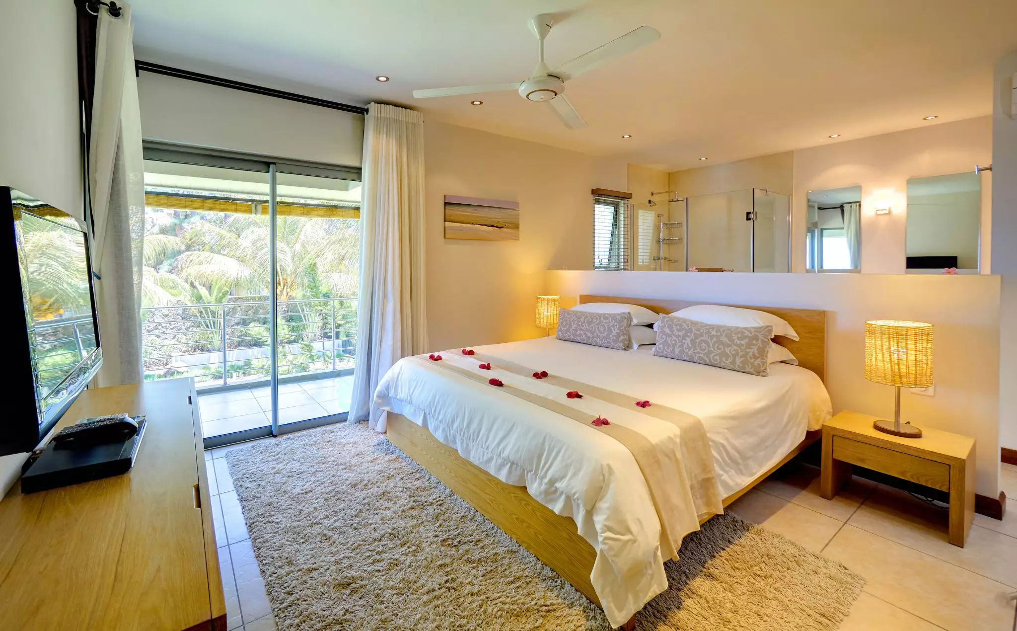 Bon Azur Beachfront Suites and Penthouses by Lov (4).webp