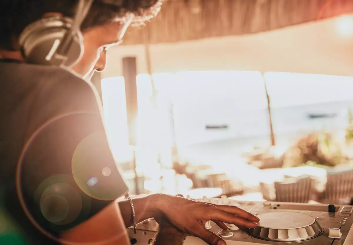 La Pirogue Mauritius, A Sunlife Resort_Le_Morne_Beach_Bar_DJ_Booth.webp