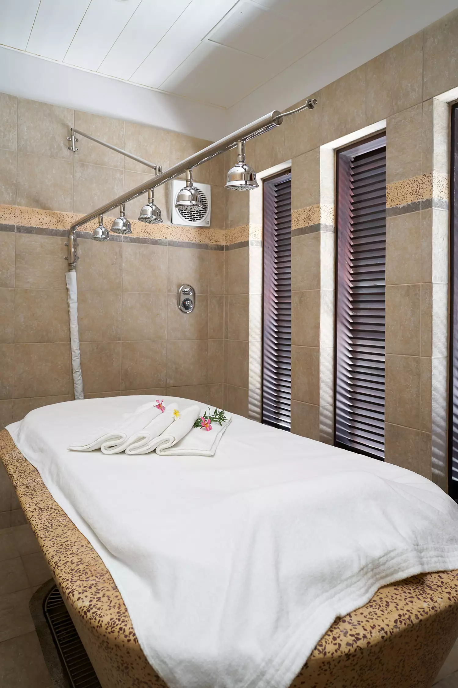 Lagoon-Attitude-Spa (2).webp