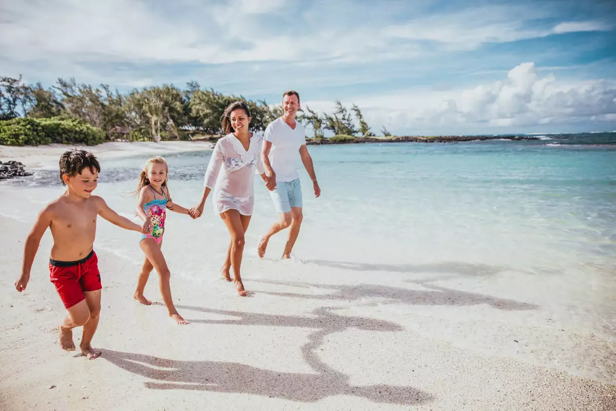 Long Beach A Sun Resort_Beach_Familly.webp