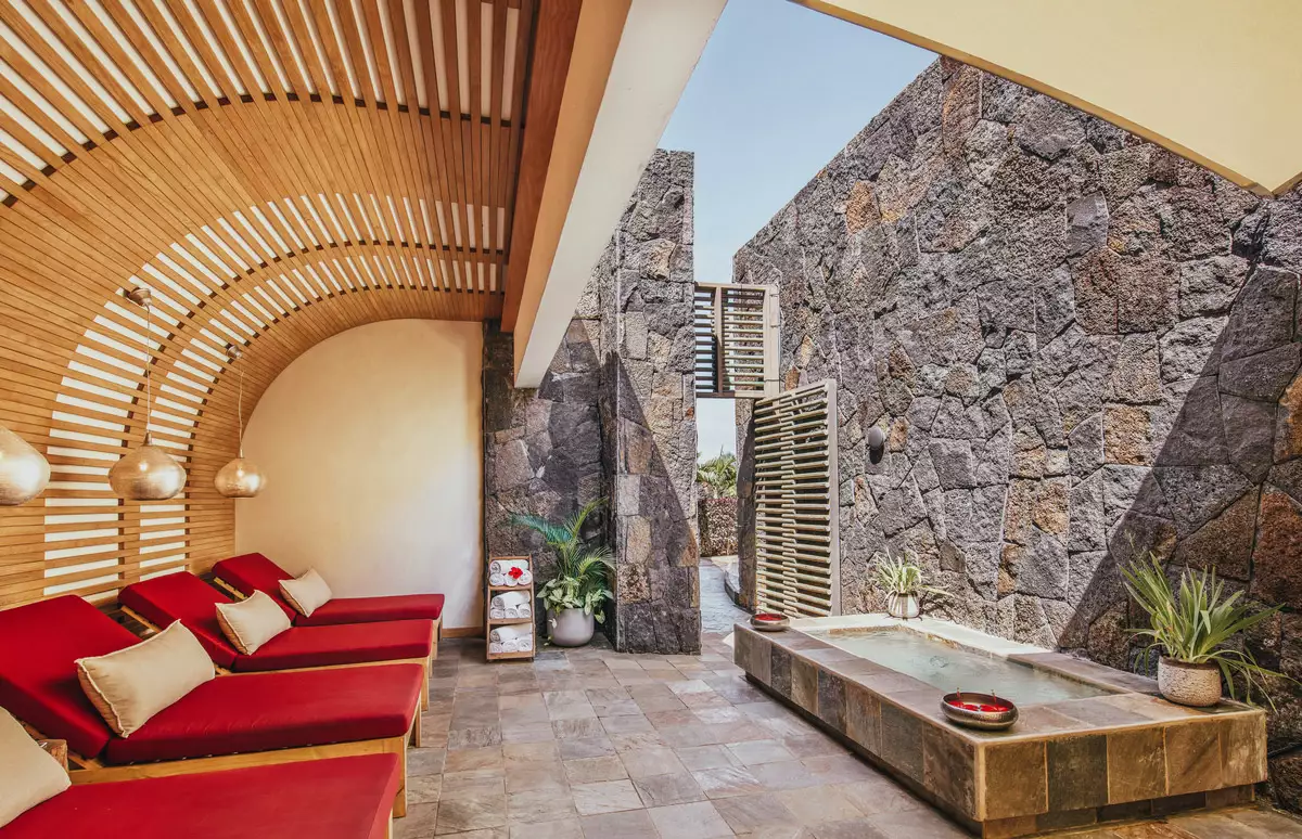 Long Beach A Sun Resort_Spa_Cinq_Mondes (2).webp