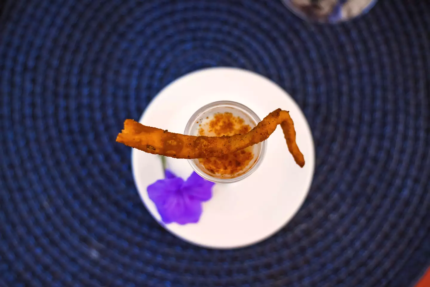 Mythic-Suites-And-Villas-L_Atelier-Restaurant-aperitif (2).webp