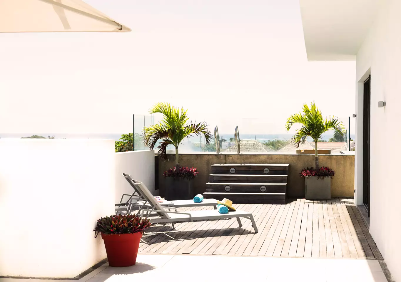 Mythic-Suites-And-Villas-Penthouse-Pool-Suite-Terrasse-Piscine.webp