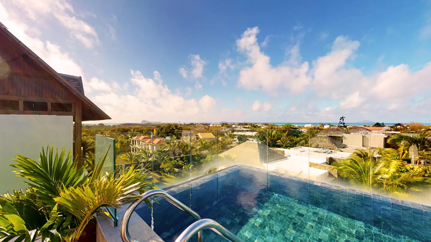 Mythic-Suites-And-Villas-Penthouse-Pool-Suite-Vue-iles-nord.webp