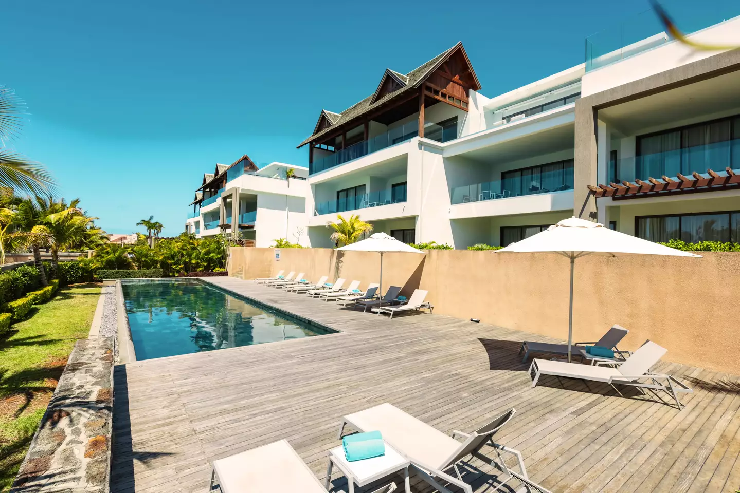 Mythic-Suites-And-Villas-Piscine-commune (2).webp