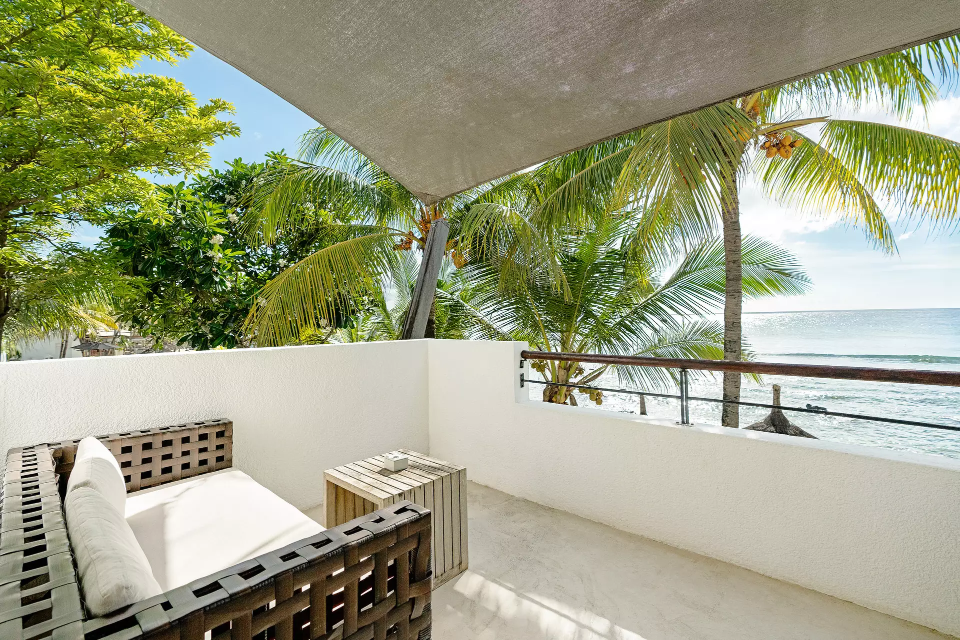 Recif Attitude - Deluxe Room Seafront - Balcony Mauritius.com.webp