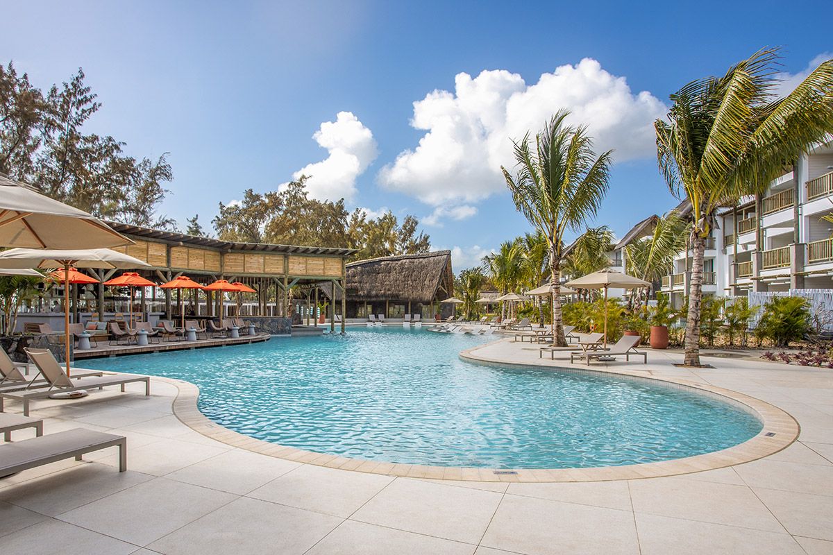 Sunrise Attitude Hotel -Papaya-bar-pool.jpg