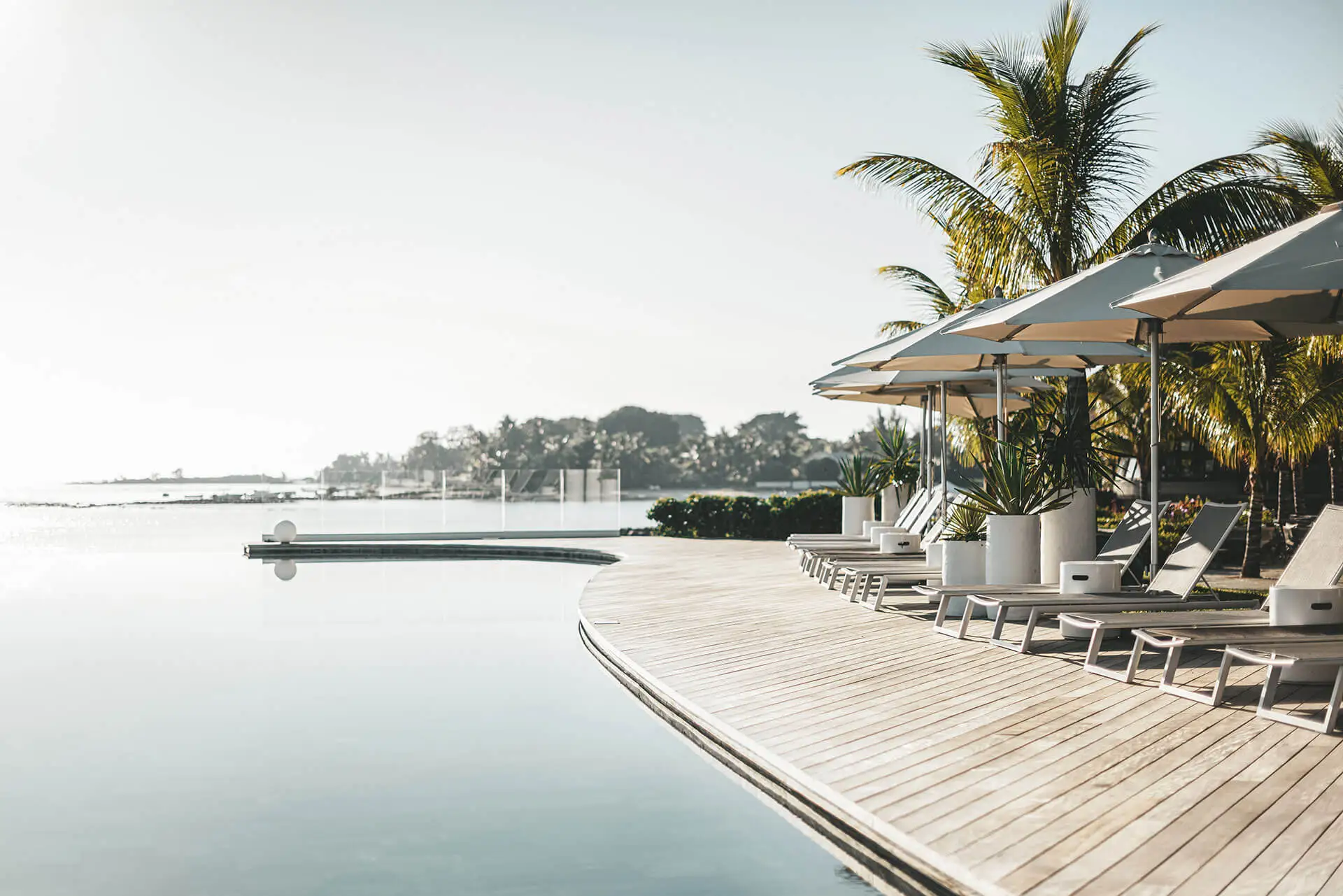 Veranda-Paul-et-Virginie-Infinity-Pool.webp