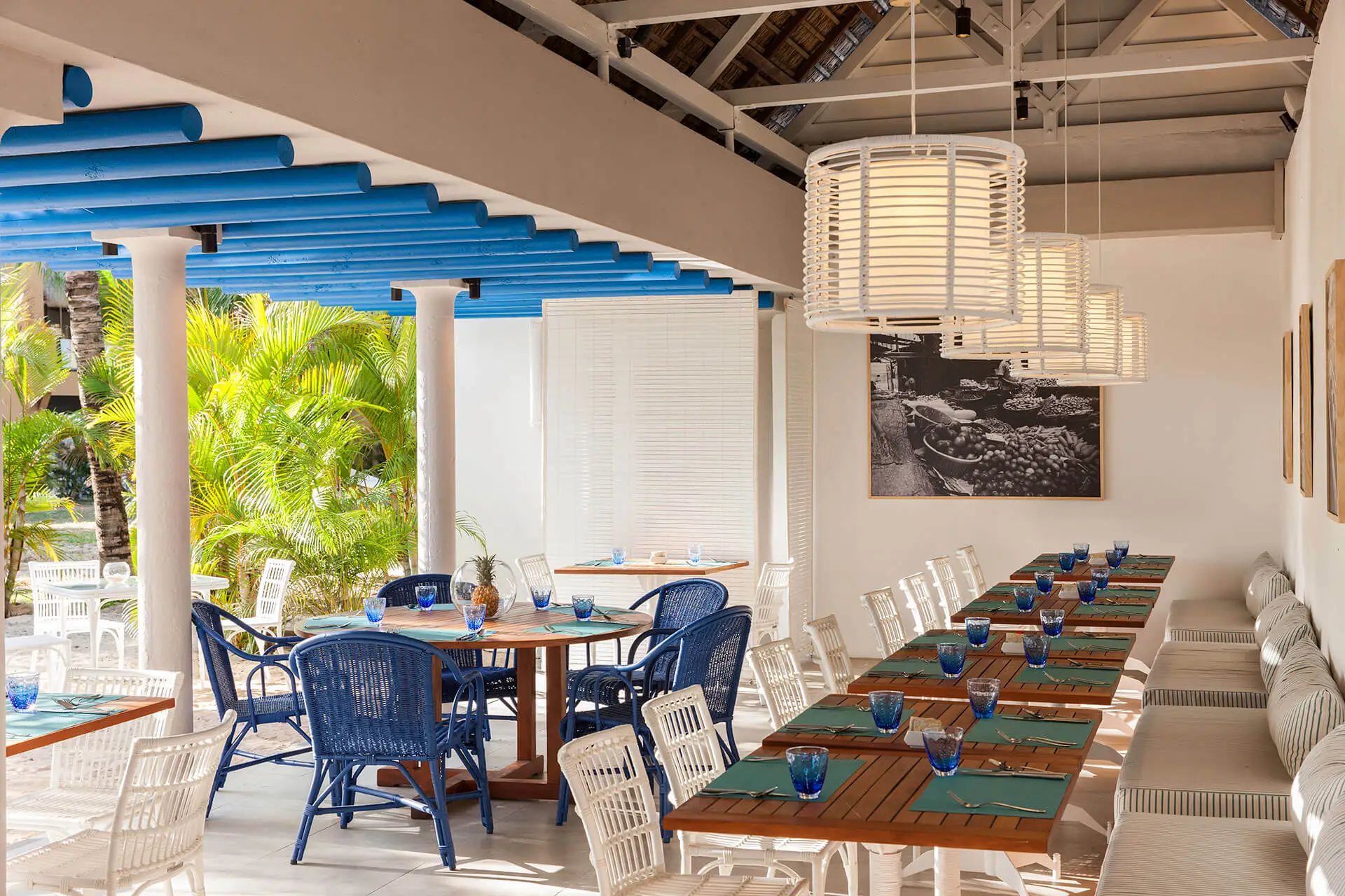 Veranda-Pointe-aux-Biches-Footloose-Bar.webp
