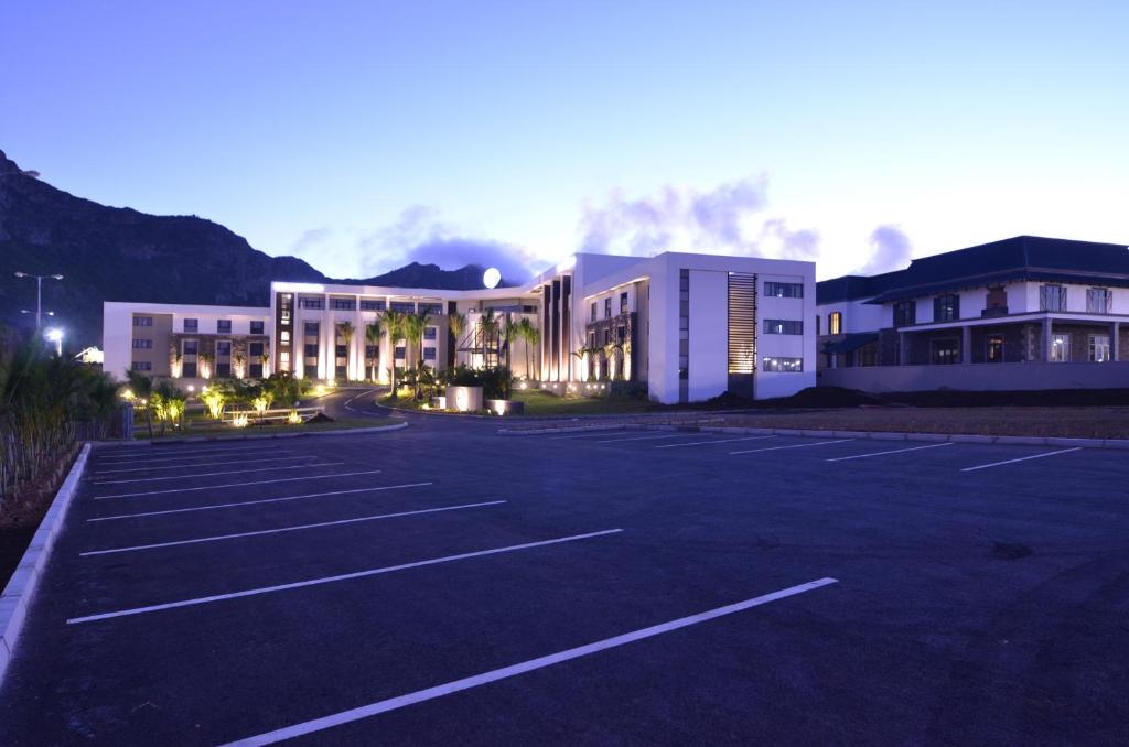 Voila Bagatelle At Night.jpg