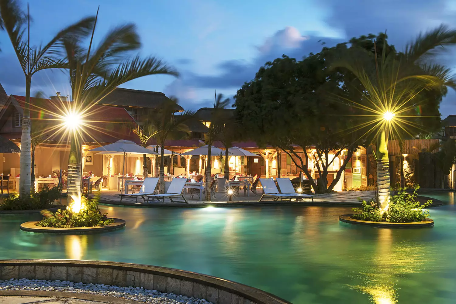 Zilwa-Attitude-restaurant Lor Disab et la piscine de nuit.webp