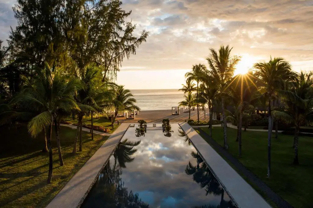 outrigger-mauritius-pool.webp